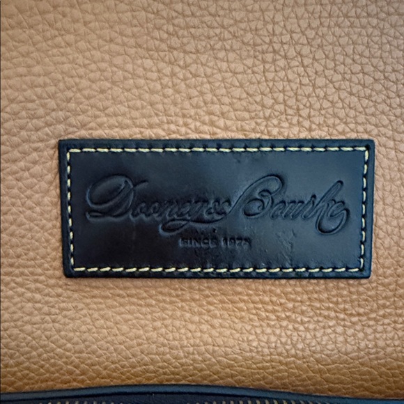 Dooney and Bourke, large Leather Tote Bag and cosmetic case - Picture 4 of 16